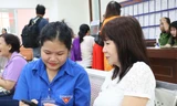 TP. HCM: Sinh viên tình nguyện hăng hái hỗ trợ người dân làm thủ tục hành chính 