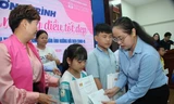 Thành Đoàn TP. HCM trao học bổng cho thiếu nhi bị ảnh hưởng bởi dịch bệnh COVID-19