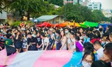 Bạn trẻ TP. HCM đội mưa tham gia sự kiện ‘Đi bộ tự hào’