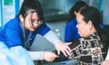 Sinh viên trường ĐH Khoa học Sức khỏe khám bệnh, phát thuốc miễn phí cho người dân Bến Tre
