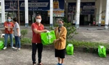 Trao quà cho sinh viên khó khăn tại ký túc xá, khu phong tỏa