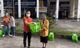 Trao quà cho sinh viên khó khăn tại ký túc xá, khu phong tỏa