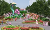 90 tạo hình linh vật rắn tạo điểm nhấn cho Đường hoa Nguyễn Huệ Tết Ất Tỵ 2025