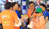 Bạn trẻ xếp hàng mua sắm tại Lễ hội ẩm thực ‘Chợ Lớn Food Story’ ngay ngày đầu khai mạc