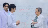 Sinh viên Việt Nam giao lưu với Giáo sư đoạt Giải Nobel Y học năm 2008