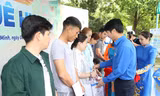 Bí thư thường trực T.Ư Đoàn Nguyễn Ngọc Lương cùng gói bánh tặng người lao động khó khăn 