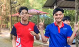 Sinh viên đi bộ trong rừng ngập mặn Cần Giờ gây quỹ thiện nguyện nhân Ngày Lâm nghiệp Việt Nam