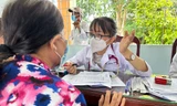 Đoàn Thanh niên trường ĐH Y Dược TP. HCM khám, chữa bệnh cho người dân tại Tiền Giang