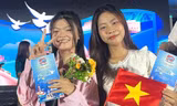 Bạn trẻ ‘săn’ vị trí đẹp để xem Lễ diễu binh kỷ niệm 50 năm Ngày Giải phóng miền Nam 