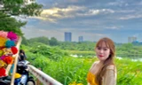 Sinh viên Làng Đại học Thủ Đức 'đu trend' chụp ảnh xe hoa mùa Thu Hà Nội