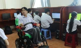 'Thầy giáo xe lăn' truyền cảm hứng cho nhiều bạn trẻ