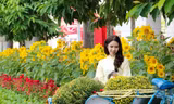 Hai điểm Hội hoa Xuân thu hút rất đông bạn trẻ đến 'check-in' ngay ngày đầu khai mạc