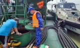 Vùng Cảnh sát biển 1 tạm giữ tàu chở dầu không rõ nguồn gốc