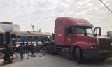 [CLIP] Tàu hỏa đâm vào xe đầu kéo chở sắt ở Hà Nội