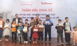 Tổng biên tập Báo Tiền Phong Lê Xuân Sơn và ca sĩ Ngọc Khuê trao quà cho các em nhỏ