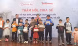 Tổng biên tập Báo Tiền Phong Lê Xuân Sơn và ca sĩ Ngọc Khuê trao quà cho các em nhỏ
