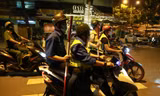Lực lượng thanh niên xung kích tham gia bảo vệ an ninh trật tự trên địa bàn phường 8, quận 5, TPHCM. Ảnh: NGÔ TÙNG