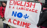 Một biển báo biểu tình của người dân: “Tiếng Anh là một ngôn ngữ, không phải tội ác”