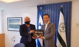 Đại sứ Việt Nam tại Israel Đỗ Minh Hùng (phải) trong một cuộc gặp với Bộ trưởng Nông nghiệp Israel A. Schuster. Ảnh: FB