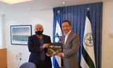 Đại sứ Việt Nam tại Israel Đỗ Minh Hùng (phải) trong một cuộc gặp với Bộ trưởng Nông nghiệp Israel A. Schuster. Ảnh: FB