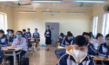 Học sinh lớp 12 Hà Nội đi học trực tiếp đầu tháng 12/2021. Ảnh: Quỳnh Anh