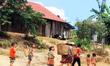 Cuộc sống người dân tộc thiểu số vùng sâu còn nhiều khó khăn