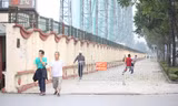 Người dân Hà Nội vui chơi trên vỉa hè tuyến phố Lê Trọng Tấn sau khi lực lượng chức năng dùng rào chắn bảo vệ, chống xe ô tô dừng đỗ. Ảnh: Trường Phong