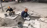 Vỉa hè tuyến phố Lê Trọng Tấn được lát đá nhưng xuống cấp nghiêm trọng, phải lát lại. Ảnh: Trường Phong