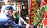 Người dân có thói quen công đức mỗi khi đến đền, chùa, khu di tích. Ảnh: TRỌNG TÀI