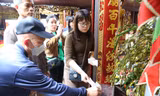 Người dân có thói quen công đức mỗi khi đến đền, chùa, khu di tích. Ảnh: TRỌNG TÀI