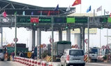 Dù đã về đích đúng hạn nhưng hệ thống thu phí tự động không dừng do Bộ GTVT triển khai vẫn gặp một số trục trặc và bất cập, gây phiền hà cho người sử dụng (làn thu phí tự động tại trạm BOT Hà Nội – Bắc Giang). Ảnh: Phạm Thanh