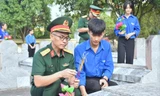 Tuổi trẻ Quân đội và tuổi trẻ Hà Tĩnh thắp hương tại các phần mộ liệt sĩ, tháng 7/2024