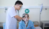 Bác sĩ trẻ Lê Văn An thăm khám cho bệnh nhân nghèo miền núi