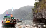 Quảng Ninh huy động lực lượng quân đội, công an, thanh niên, doanh nghiệp và cả ngư dân cùng thu gom rác trôi nổi trên vịnh Hạ Long