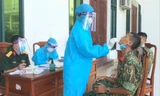 Đội Y học dự phòng lấy mẫu xét nghiệm kháng nguyên SARS-CoV-2 cho cán bộ, chiến sĩ Quân khu 4. ẢNH: ĐỨC CƯƠNG
