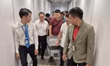 Các nhân viên của Vietjet Air và đội ngũ y bác sĩ vận chuyển một trái tim từ Hà Nội vào Huế, cứu sống một người bị suy tim nặng. Ảnh: VJC