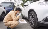 Lực lượng CSGT phối hợp với đăng kiểm viên Trung tâm đăng kiểm xe cơ giới 29-01V làm nhiệm vụ. Ảnh: Thanh Hà