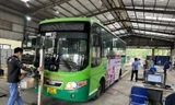Lái xe buýt 29B-20504 cho biết, anh phải xếp hàng 1 ngày trước để được đăng kiểm trong sáng 13/3