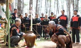 Già làng bao giờ cũng được mời uống rượu cần trước tiên