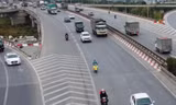 Xe máy và cả ô tô thường xuyên đi vào vạch xương cá vì không còn phù hợp với tình hình giao thông mới nhưng lại không được điều chỉnh tại cầu Thanh Trì và đường Vành đai 3