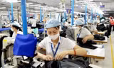Các công nhân mong ngóng được trở về quê đón Tết. Ảnh minh họa