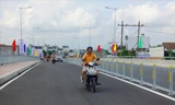Người dân phấn khởi đi qua cầu Long Kiểng mới. Ảnh: HH