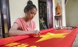 Người trẻ tự hào thêu cờ Tổ quốc 