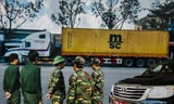 Lực lượng đặc nhiệm BĐBP chặn bắt container buôn lậu của hai Công ty Sunset và Thiên Phú Thành Phát trước cổng cảng Tiên Sa. Ảnh: Văn Chương