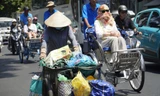 Người dân vật vã mưu sinh dưới thời tiết nắng nóng tại TPHCM. Ảnh: Nhàn Lê