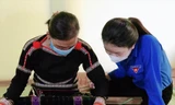 Bạn trẻ ở Tuy Đức (Đắk Nông) tìm hiểu cách dệt thổ cẩm truyền thống