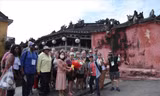 Đoàn 126 du khách Mỹ đến phố cổ Hội An tham quan sau 2 năm du lịch bị ngưng trệ do ảnh hưởng của dịch COVID-19. ẢNH: HOÀI VĂN