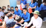 Bí thư Đoàn Bộ VHTTDL trao quà cho trẻ em có hoàn cảnh khó khăn. ẢNH: NVCC