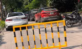 Chủ bãi xe trên vỉa hè Huỳnh Thúc Kháng được rào chắn, bịt vỉa hè để trông ô tô sai quy định. Ảnh: Anh Trọng