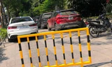 Chủ bãi xe trên vỉa hè Huỳnh Thúc Kháng được rào chắn, bịt vỉa hè để trông ô tô sai quy định. Ảnh: Anh Trọng